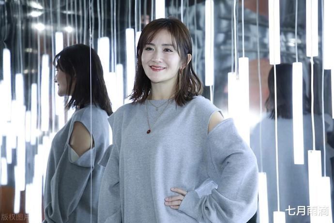 谢娜进央视主持一期就被换掉,官方只给12字评价,网友直呼“看不懂”