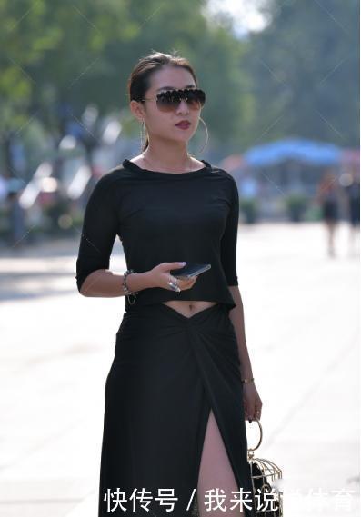 黑色开叉连衣裙搭配鸟笼式手提包，款式独特，高贵优雅