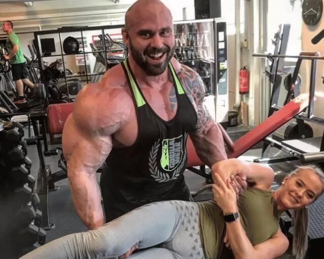 狂人|肌肉狂人生吃牛肉,体重380斤有最强麒麟臂,妻子无法理解要离婚