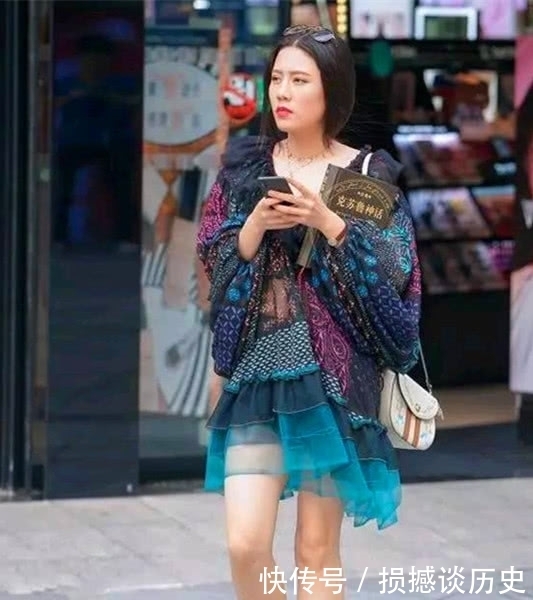 白皙|街拍成熟气质的美女,肌肤白皙容颜娇美