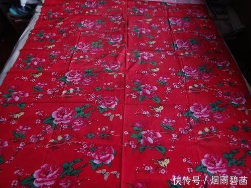 家里这种床单可不要扔了,要比古董还值钱,难怪有钱人都收藏起来