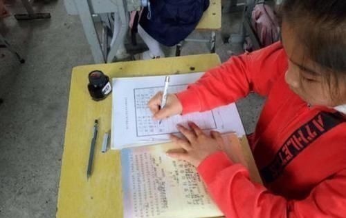 阅卷老师|小学生“草稿纸”走红,考试被当成“试卷”上交,网友:完全相反