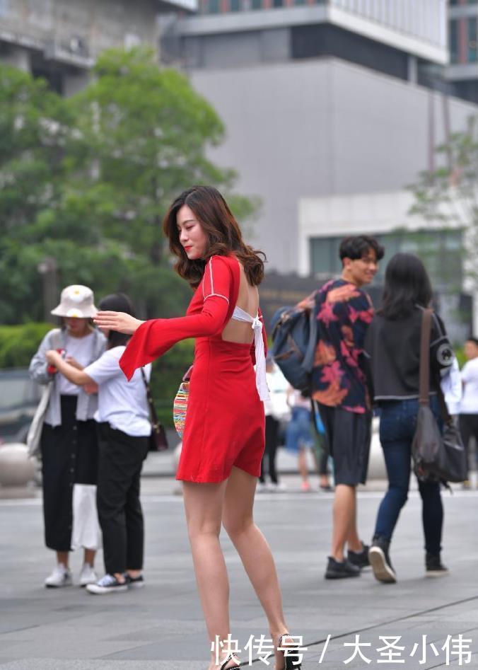 短裙|美女街拍：怎么会有如此清新脱俗的美女，好想给她买杯奶茶，带回家有面子