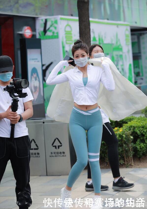 名媛团|逛街还是打底裤好看，轻松自然，关键是喜欢穿它的女生更美
