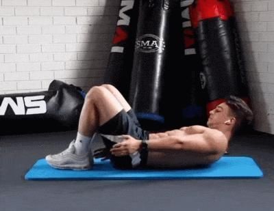 动作|她是最健壮的姑娘拥有麒麟臂、完美腹肌的小姐姐是如何练腹的