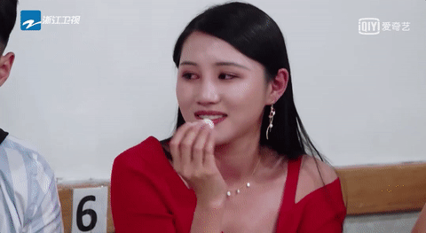 “人設(shè)過頭”張雨綺：帶薪翹班還說演員高危，上綜藝抱團(tuán)孤立素人