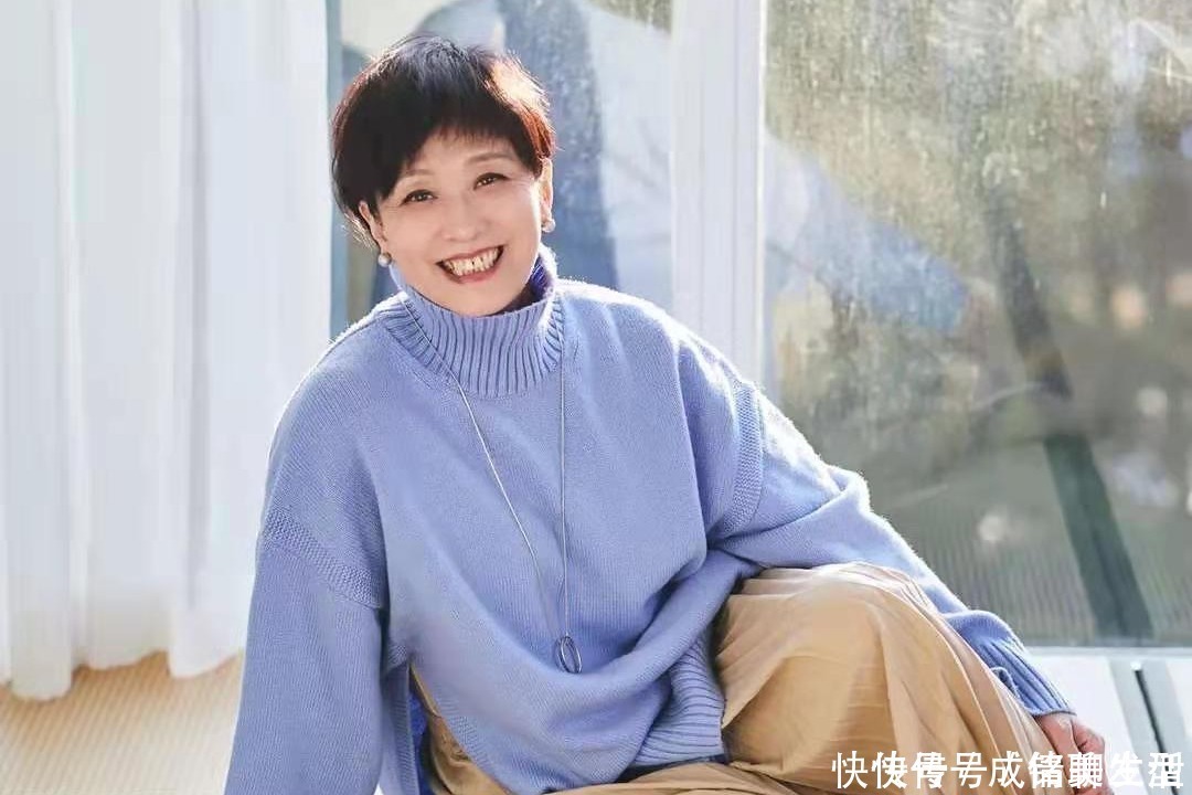 发量|女人到了60岁,最好不要烫小卷,教你这样选发型,时髦减龄又洋气