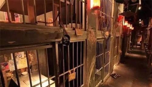 餐厅|日本恐怖餐厅,吃饭要被“护士”带手铐,未成年是禁止入内的哟