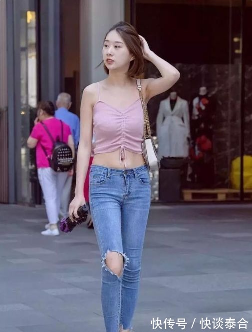 吊带背心|白色阔腿裤搭配吊带背心,使女性魅力十足,简约又时尚
