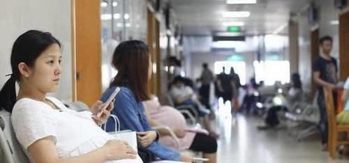 产检|“最有派头”宝宝出生后，第一件事是跟妈妈击掌：辛苦妈妈了