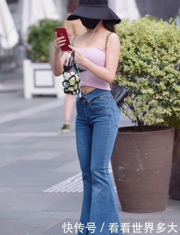 粉色迷你吊带衫搭配牛仔喇叭裤,青春可爱,美丽大方
