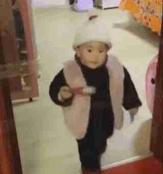 妈妈将6个月孩子放进锅里,用意面和酱料拌了,被斥:不负责任