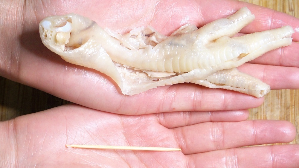 鸡爪去骨原来这么简单,一根牙签就搞定了,做无骨凤爪更入味