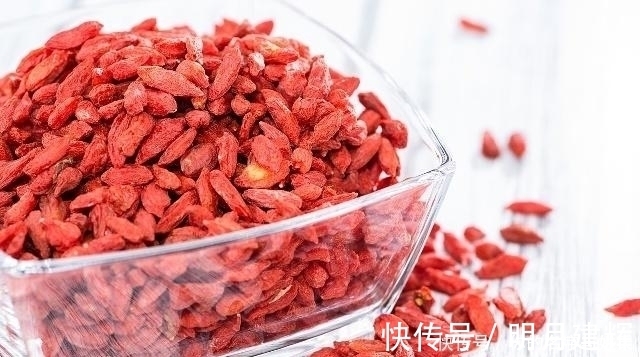 日常生活中|枸杞加它泡水喝,一周后,或许可以把肾补强,肝也逐渐变干净!