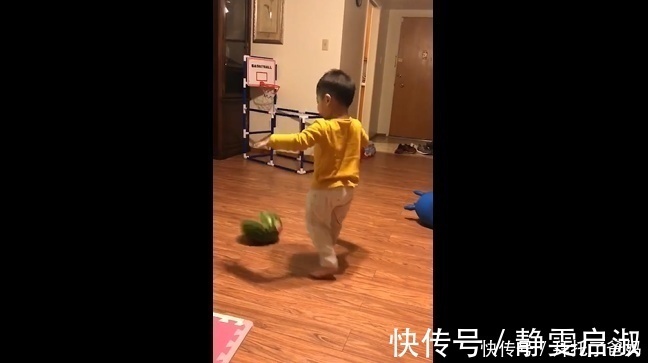 常识|宝宝误把西瓜当成玩具球,摔在地板后的反应,让妈妈哭笑不得