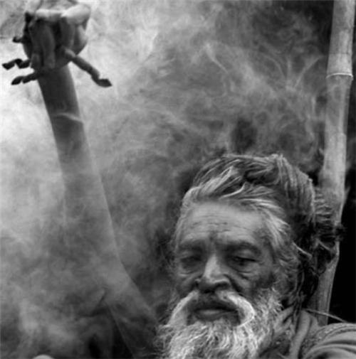 苦行僧&他66年没剪指甲,将9米长指甲捐给博物馆后,有了新的发现