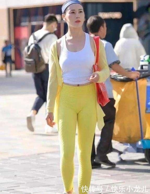 减龄 活力满满的打底裤装扮潇洒有气质,展现时尚体态,清爽减龄