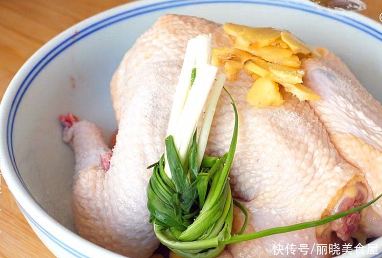 一整只鸡放锅中蒸一蒸，不加水不放油，汤鲜肉嫩，年夜饭吃真香