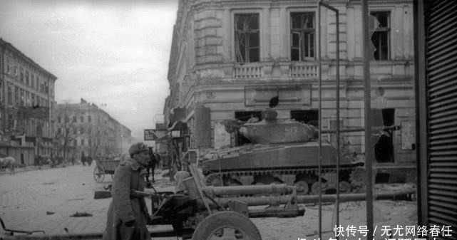 德军|1945年苏军旧照,高射炮当榴弹炮,炮口抵在德军面前轰击