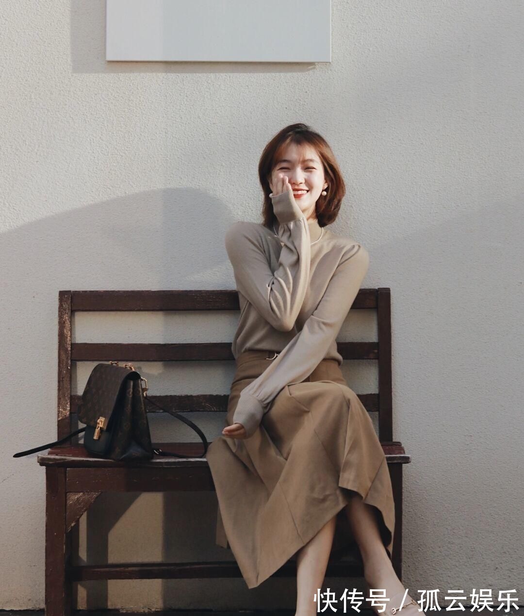 美眉 早秋穿搭值得,针织衫搭配半身裙或牛仔裤,轻松穿出名媛气质