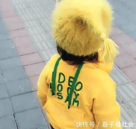 妈妈|爸爸把女儿的衣服穿反了,妈妈气不打一处,当女儿转身后