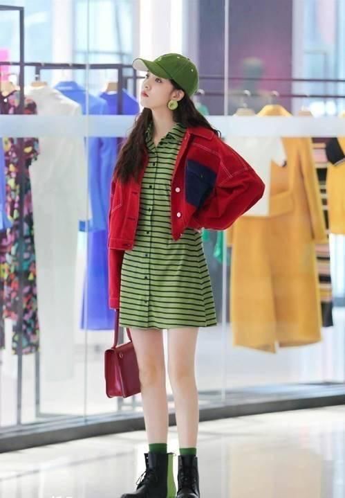 街拍小姐姐身材太好了,穿绿色抹胸裙白到发光,配初恋发真迷人