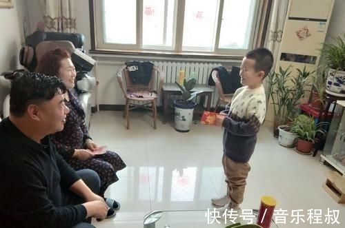 大红包|新年我给父母1万块,孩子收到压岁钱却大哭,我们没吃饭就走了