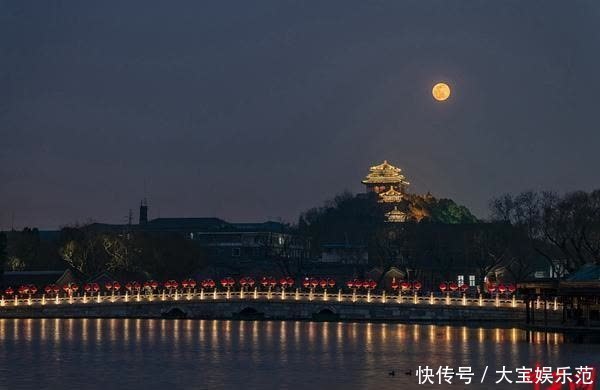 北京:万春亭现“悬月”景观