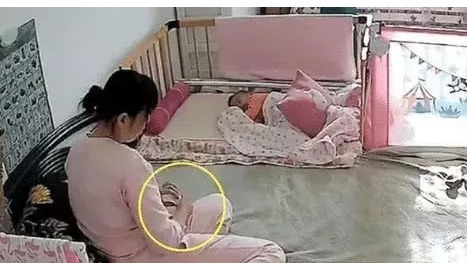 工作|保姆在家看宝宝,妈妈不放心看监控,却被她感动哭了!