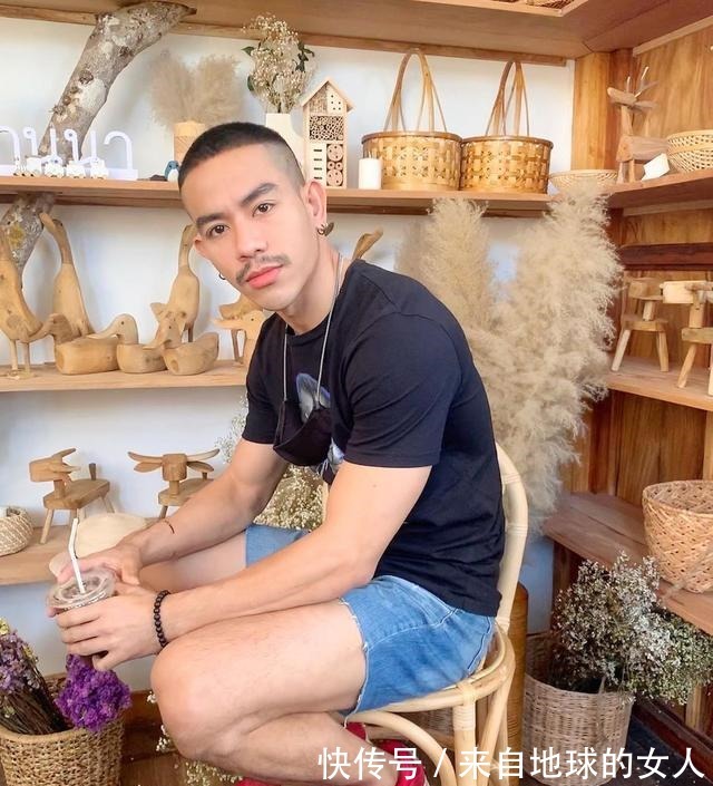 短发|潮酷、Man,他是一个有着八块腹肌和人鱼线的短发型男!