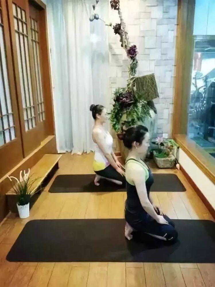 髋关节|睡前这样趴10分钟,等于跑步1小时,一周瘦7斤,腰细了