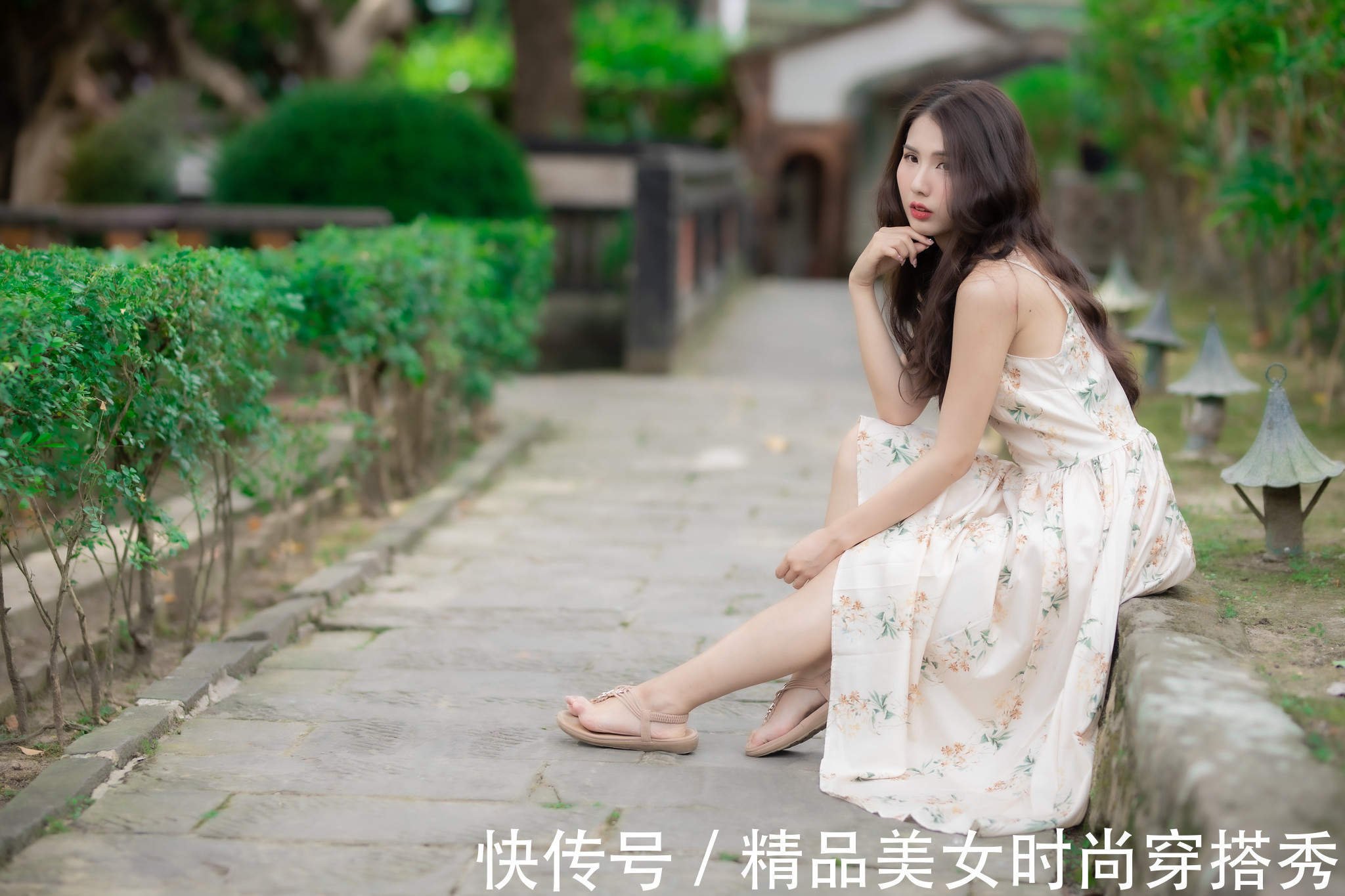 小凉鞋 吊带连衣裙清凉简约,搭配一双简单的小凉鞋就能够轻松驾驭!