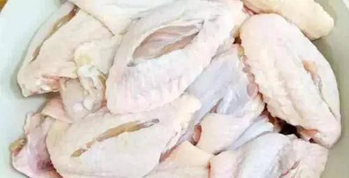 婆婆把3斤鸡翅放进电饭锅，不加水，不加油，出锅后全家都流口水