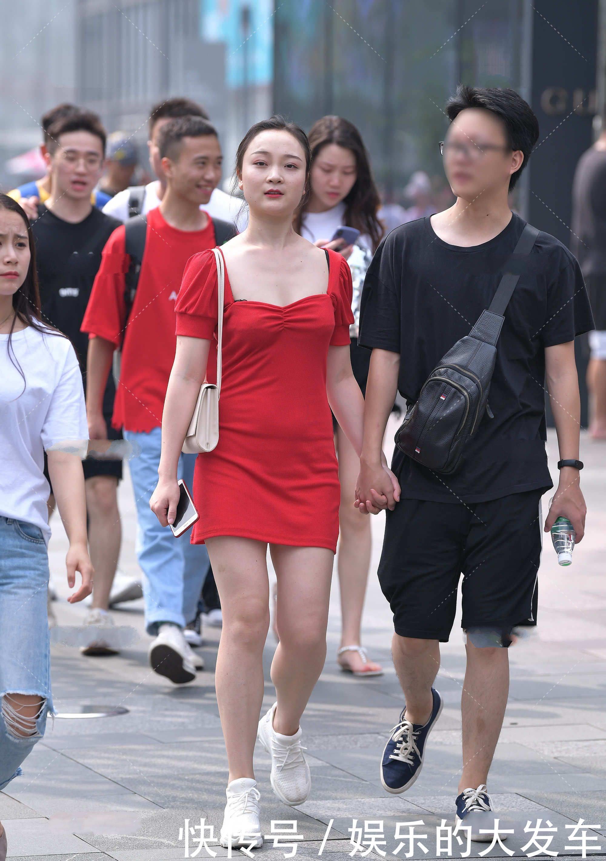 暖调|穿搭只有黑白灰？红系连衣裙显白显气质，展现甜美和典雅气质