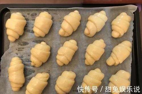 自己做面包太难了？这款鸡蛋奶油卷，简单易做，超适合新手学习！