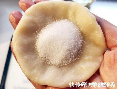 烫面|炸糖糕时,别只会烫面,用上这1招,糖糕个个酥脆空心,还不粘手