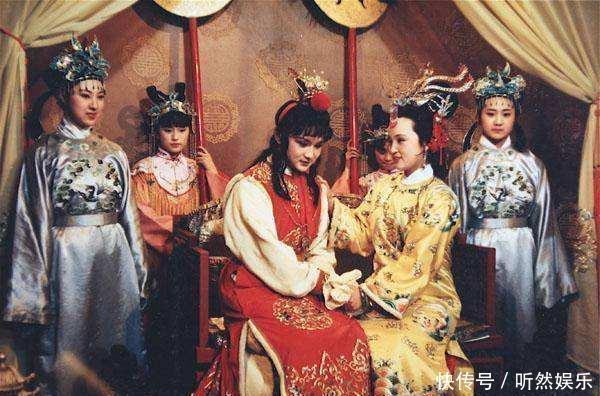 贾宝玉作诗犯难,宝钗、黛玉帮忙作弊,都是才女,但品性相差悬殊