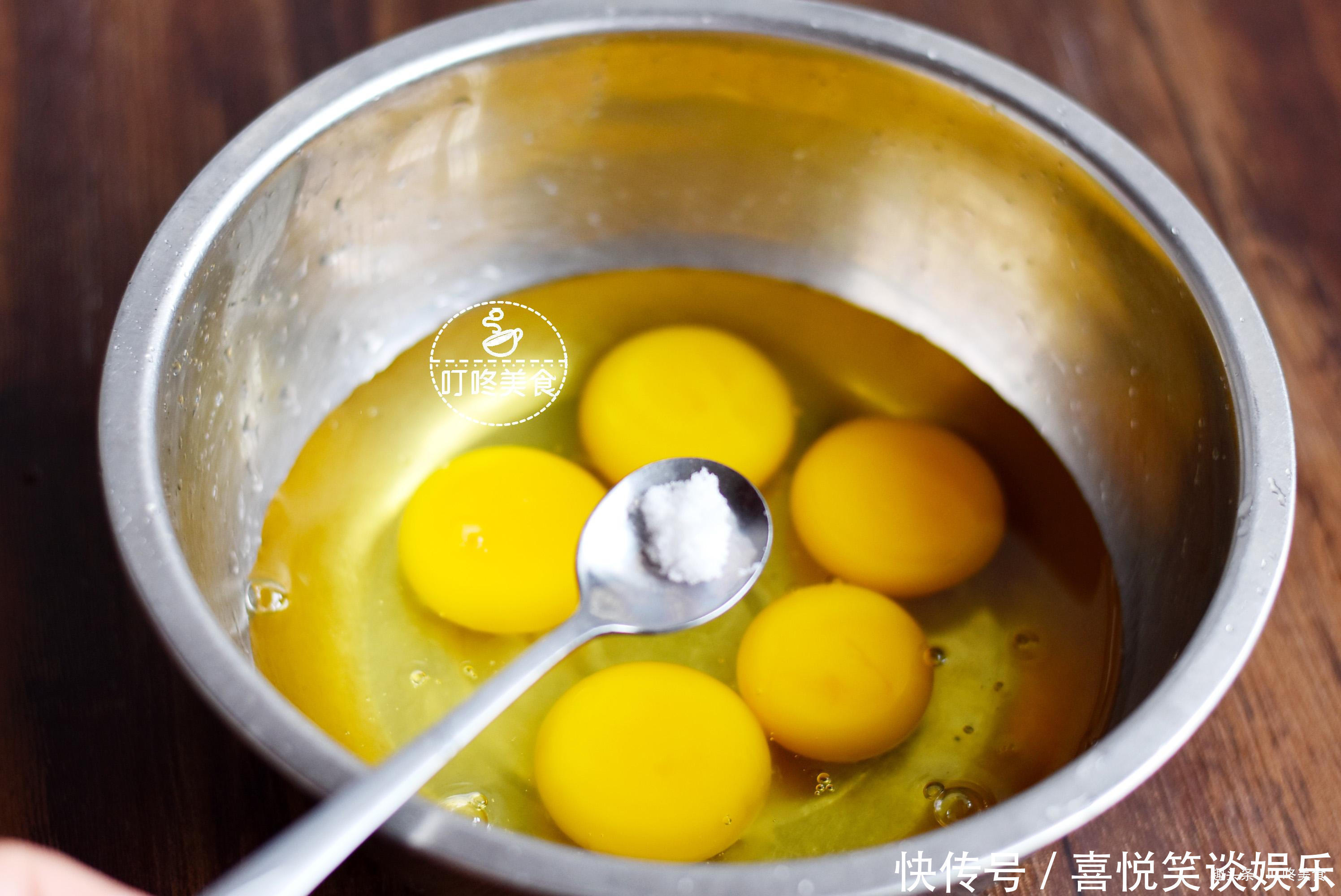 鸡蛋羹|蒸鸡蛋羹时,别直接加水就蒸,学会这些技巧,鸡蛋更嫩滑,无气孔