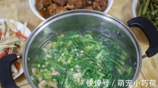 晚餐|四线城市的一家晚餐，一桌菜才花100多，网友：令人羡慕的物价