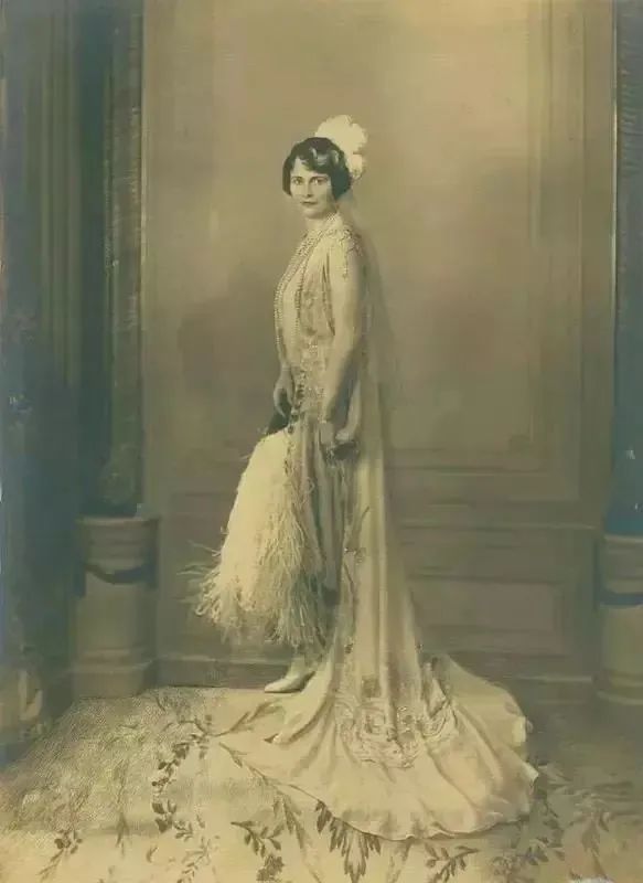 富美|一个论斤买卡地亚珠宝 的女人,是一个怎样的白富美?