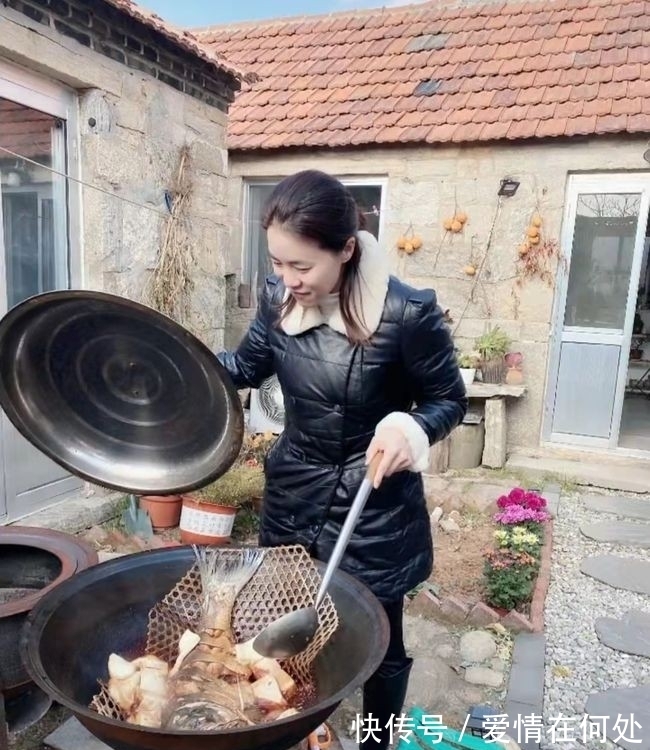 铁锅炖鱼|接地气！王楠回农村铁锅炖鱼有模有样，儿子女儿对着国旗行军礼