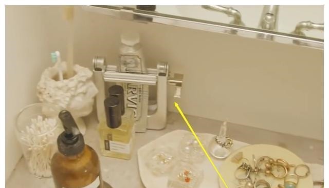 装饰|日本空间设计师的家:墙壁装饰才是主角,绝不浪费大白墙的空间