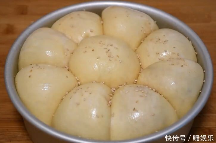 教你做家庭版面包,只需1碗面粉4个鸡蛋,不加水,蓬松柔软又拉丝