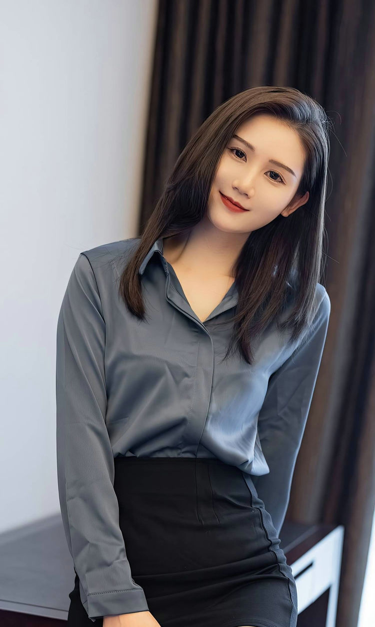 衬衫|深蓝色的衬衫很显气质,穿在身上很是显瘦,单穿或是内搭都合适