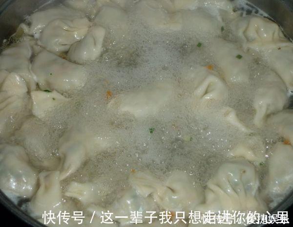 饺子馆老板不小心说漏嘴饺子馅加勺它,汤汁很浓郁,味道好千倍