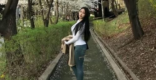 美臀 穿紧身牛仔裤的美女,甜美十足的穿搭展现魅力,丰满美臀惹人爱