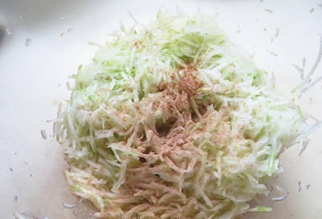丸子|70岁的婆婆炸丸子,不光用萝卜还加它,炸好的丸子有独特的香味!