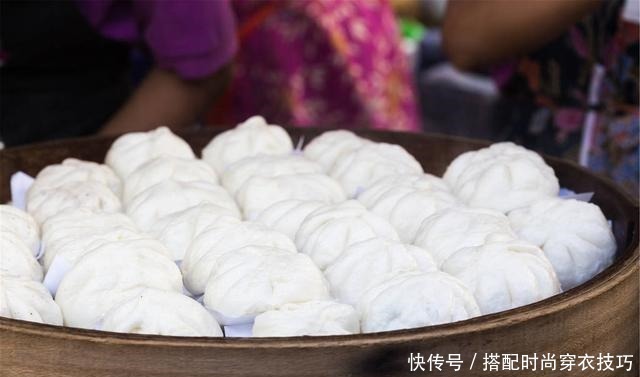 面团|蒸馒头时，用一瓶“饮料”代替酵母，馒头又白又软，越嚼越香！