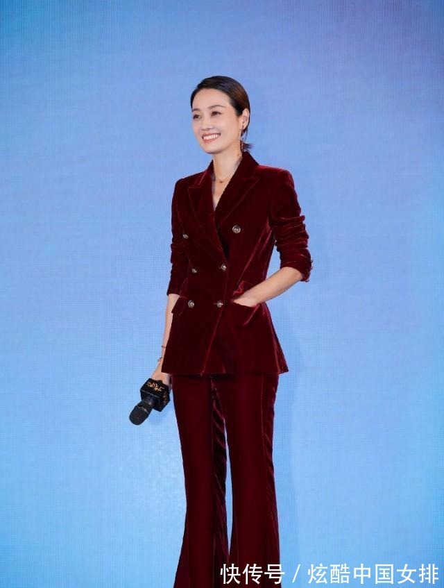 马伊琍终于换掉短发造型, 梳起马尾穿一身红色套装, 耳目一新的美!