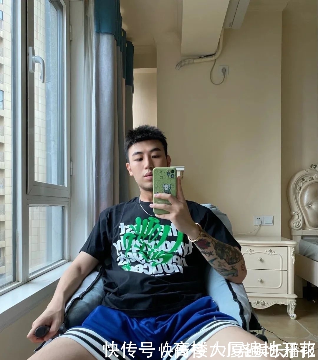 身材|方脸大长腿小哥晒自拍照,粗腿厚背太惹眼,附上胸肌训练计划